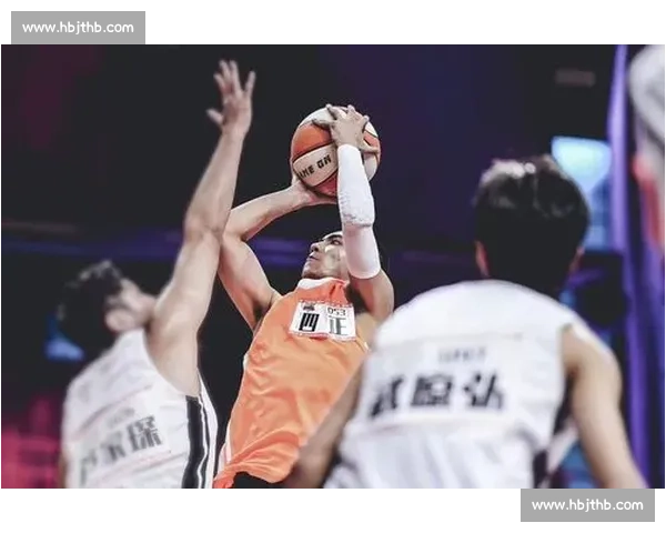 《篮球新秀崛起：年轻球员如何在赛场上突破自我迎接挑战》